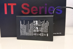 Das mitgelieferte 120-Watt-Netzteil versorgt den leistungsstarken Mini-PC zuverlässig und bietet selbst bei hoher Dauerlast ausreichend Reserven für stabile Spannungsversorgung. (Foto: Testsieger.de)