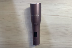 Der kabellose Lockenstab Grundig EasyCurl überzeugt mit einer hochwertigen Verarbeitung und einem robusten Design. Seine kompakte Größe sorgt für eine angenehme Handhabung. (Foto: Testsieger.de)