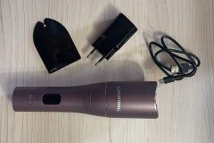 Alle mitgelieferten Zubehörteile auf einen Blick: Der Lockenstab, das Ladezubehör und das praktische Zubehör für die Strähnenaufteilung. (Foto: Testsieger.de)