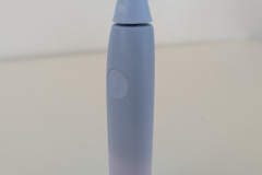 Minimalistische Bedienung: Mit nur einer Taste lässt sich die Zahnbürste starten oder in den Reisesperrmodus versetzen. (Foto: Testsieger.de)