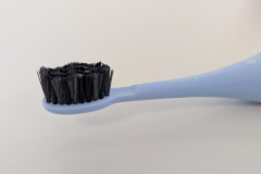 Nahaufnahme der Borsten: Die schwarze Farbgebung und die Indikatorborsten zeigen auf stilvolle Weise den optimalen Wechselzeitpunkt an. (Foto: Testsieger.de)