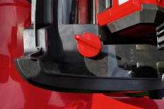 Ohne den roten Sicherungsstift lässt sich der Mäher nicht einschalten – er verhindert ein unbeabsichtigtes Lösen des Akkus und erhöht die Sicherheit. (Foto: Testsieger.de)