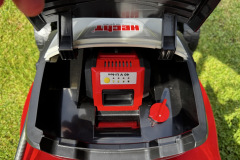 Der 40-Volt-Akku sitzt sicher im Fach – allerdings lässt sich der Akkustand während des Mähens nicht ablesen. (Foto: Testsieger.de)