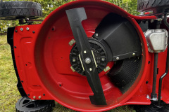 Das 41-Zentimeter-Messer sorgt für ein sauberes Schnittbild auf dem Rasen. (Foto: Testsieger.de)