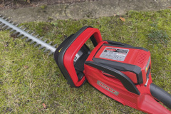 Der Sicherheits-Startmechanismus erfordert Zweihandbedienung und verhindert unbeabsichtigtes Einschalten. (Foto: Testsieger.de)