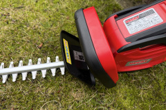 Der Handschutz schützt zuverlässig vor zurückschlagendem Schnittgut. (Foto: Testsieger.de)