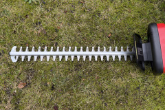 Die beidseitig geschliffenen Messer ermöglichen saubere Schnitte und eignen sich auch für größere Hecken. (Foto: Testsieger.de)