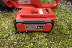 Der Akku mit 4-stufiger Kapazitätsanzeige passt zu allen Geräten des Hecht-5040-Systems. (Foto: Testsieger.de)