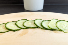 Scharfe Sache: Das Messer liefert saubere Schnitte und ermöglicht feine Ergebnisse wie hier bei Gurkenscheiben. (Foto: Testsieger.de)