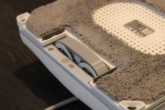 Hutt W8 Fensterputzroboter: Raupenrad mit Gummilippen