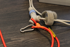 Hutt W8 Fensterputzroboter: Karabinerhaken an Stromkabel