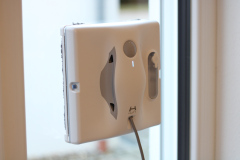 Hutt W8 Fensterputzroboter: Roboter an Scheibe