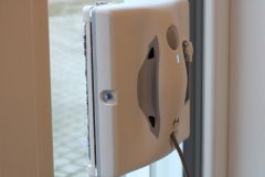 Hutt W8 Fensterputzroboter: Roboter an Scheibe