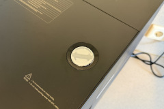 Der Carbonation Button auf der Geräteoberseite löst den Sprudelvorgang aus. Das Wasser muss dafür zuvor manuell in die PET Flasche gefüllt werden. (Foto: Testsieger.de)