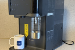 Die Sprudelwasserfunktion des Hydrofast C300 funktioniert zuverlässig, ist jedoch ausschließlich mit der mitgelieferten PET Flasche nutzbar. Eine eigene Flasche lässt sich nicht einsetzen. (Foto: Testsieger.de)