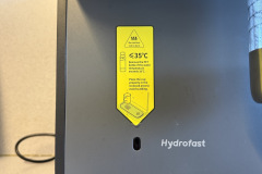 Der Hinweis am Gerät zeigt, wie die Getränketasse korrekt unter dem Auslauf zu platzieren ist und unterstützt so die richtige Bedienung. (Foto: Testsieger.de)