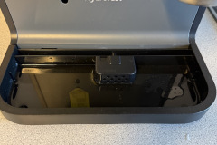 Die Tropfschale lässt sich unkompliziert entnehmen und reinigen, was die Wartung im Alltag erleichtert. (Foto: Testsieger.de)