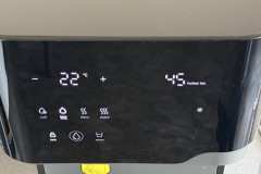 Das Touch Display zeigt die eingestellte Wassertemperatur, den aktuellen TDS Wert des gefilterten Wassers sowie die auswählbaren Ausgabemodi für kaltes, zimmerwarmes, warmes und heißes Wasser. (Foto: Testsieger.de)