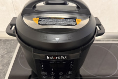 Der Deckel wird über eine einfache Drehbewegung geöffnet und geschlossen, was nach kurzer Eingewöhnung zuverlässig funktioniert und für einen sicheren Sitz während des Druckgarens sorgt. (Foto: Testsieger.de).