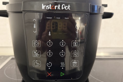 Das übersichtlich gestaltete Bedienfeld erlaubt eine intuitive Auswahl der sieben Kochprogramme – ideal für Einsteiger. (Foto: Testsieger.de).