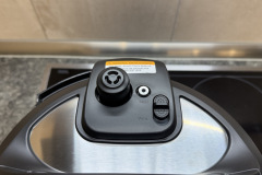 Über das markierte Ventil lässt sich Dampf gezielt ablassen, was den Betrieb sicher und geräuscharm gestaltet. (Foto: Testsieger.de).