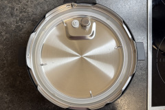 Neben dem Topf ist auch der Deckel für eine Reinigung in der Spülmaschine geeignet. (Foto: Testsieger.de).