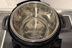 Der stabile Edelstahl-Topf mit Dampfgareinsatz bietet ausreichend Platz für Mahlzeiten für bis zu vier Personen und erleichtert das schonende Garen. (Foto: Testsieger.de).