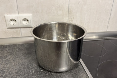 Der 5,7-Liter-Edelstahltopf bietet Markierungen für die maximale Füllhöhe. (Foto: Testsieger.de).