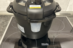 An der Rückseite sammelt der Kondensatbehälter überschüssige Feuchtigkeit und trägt so zu einem sauberen und sicheren Betrieb im Küchenalltag bei. (Foto: Testsieger.de).