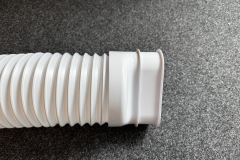 Das breite Kunststoffendstück soll für optimalen Halt im Fenster sorgen – ein praktisches Detail mit etwas Luft nach oben in der Umsetzung. (Foto: Testsieger.de)