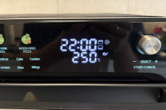 Das digitale Display zeigt Zeit und Temperatur klar lesbar an. (Foto: Testsieger.de)