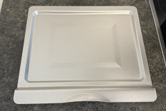 Das Krümelblech fängt Fett und Essensreste auf und erleichtert die Reinigung. (Foto: Testsieger.de)