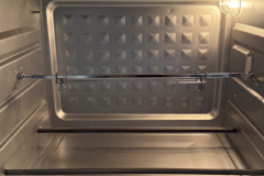 Für Hähnchen oder Rollbraten: Der integrierte Drehspieß erweitert die Zubereitungsmöglichkeiten deutlich. (Foto: Testsieger.de)