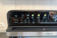 16 voreingestellte Programme – von Pommes bis Pizza – erleichtern die Bedienung, erfordern aber etwas Eingewöhnung. (Foto: Testsieger.de)