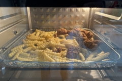 Die Klarstein AirGlaze bietet auf mehreren Ebenen Platz für unterschiedliche Gerichte gleichzeitig. (Foto: Testsieger.de)