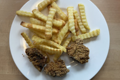 Auch tiefgekühlte Nuggets und Pommes werden in der AirGlaze außen kross und innen saftig. (Foto: Testsieger.de)