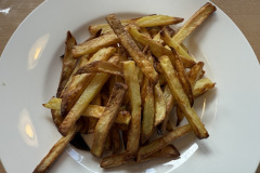 Die selbstgemachten Pommes gelingen gleichmäßig gebräunt und knusprig – ein Highlight im Test. (Foto: Testsieger.de)