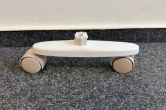 Dank der beiliegenden Rollen lässt sich die Heizung flexibel im Raum positionieren – besonders stabil oder hochwertig sind sie nicht. (Foto: Testsieger.de)