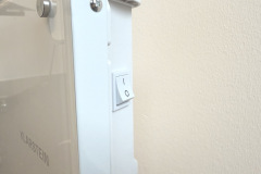 Ein Druck auf den seitlichen Netzschalter genügt, um das Gerät einzuschalten – einfacher geht’s kaum. (Foto: Testsieger.de)