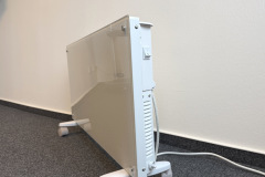 Zwar überzeugt die Heizung mit elegantem Design und stabiler Verarbeitung – doch durch die einfachen Rollen steht sie leicht schief. (Foto: Testsieger.de)
