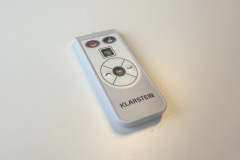 Die Fernbedienung liegt gut in der Hand und ermöglicht eine einfache Steuerung aus der Distanz. (Foto: Testsieger.de)