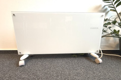 Die weiße Glasfront verleiht der Heizung einen hochwertigen Look und fügt sich dezent in moderne Wohnräume ein. (Foto: Testsieger.de)