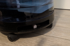 Der Wassertank ist nicht komplett entnehmbar – das Entriegeln über den Schieber benötigt Kraft. (Foto: Testsieger.de)