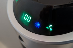 Ein Tastendruck genügt: Das Schneeflockensymbol zeigt die aktivierte Kühlfunktion – für eine zusätzliche Frischebrise durch Wasserverdunstung. (Foto: Testsieger.de)