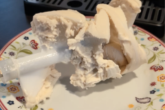 Nach dem Programm verbleiben stets Eisreste an der Rührspirale – ein vollständiges Entleeren ist nicht möglich. (Foto: Testsieger.de)