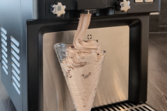 Das fertige Eis überzeugt durch eine cremige Konsistenz und erinnert stark an klassisches Softeis aus der Eisdiele. (Foto: Testsieger.de)