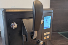 Über den Hebel portionieren wir das fertige Eis in der typischen Sternform – ein echtes Highlight im Test. (Foto: Testsieger.de)