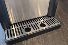 Die Abtropfschale aus Edelstahl fängt Reste und Tropfen zuverlässig auf und lässt sich leicht herausnehmen. (Foto: Testsieger.de)