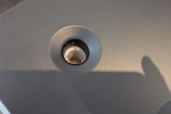 Durch die breite Öffnung lässt sich die Rohmasse komfortabel einfüllen, allerdings ist der Behälter fest verbaut und nicht herausnehmbar. (Foto: Testsieger.de)