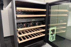 Innen sorgen fünf stabile Holzeinlegeböden für eine strukturierte Aufteilung – ideal zur getrennten Lagerung von Weiß- und Rotwein. (Foto: Testsieger.de)